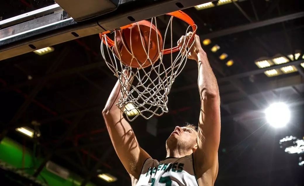 Isaac Neilson dunking with two hands